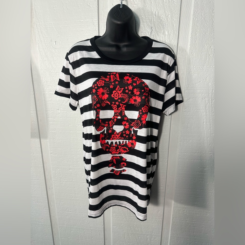 Goodietwosleeves Black and White Tshirt Size XXL EUC